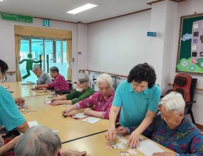 *퍼즐맞추기*미용요법(마스크팩)*오재미놀이*컵쌓기*파라핀요법*관절운동*음악감상