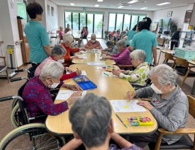 *자유화*미용요법(네일아트)*화투놀이*퍼즐맞추기*맨손체조*신문읽어드리기*컵쌓기&nbsp;