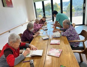 *자유화*생활체조*미용요법(네일아트)*화투놀이*퍼즐맞추기*파라핀요법*신문읽어드리기*컵쌓기*맨손체조&nbsp;