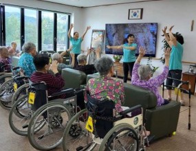 ㅈ*낙상예방체조*퍼즐맞추기*미니게이트볼*컵쌓기*파라핀요법*윷놀이*자석모형만들기&nbsp;*관절운동