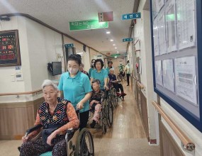 *10일(토) 실내산책*자유화*화투놀이*퍼즐맞추기*맨손체조*파라핀요법*신관2층 퍼즐맞추기*관절운동*컵쌓기&nbsp;