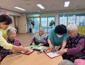 *퍼즐맞추기*미용요법(네일아트)*오재미놀이*컵쌓기*파라핀요법*화투놀이*체조*자석모형만들기&nbsp;