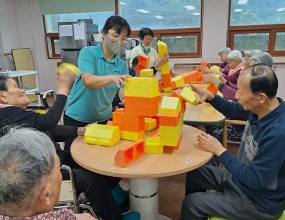 *블럭쌓기*미용요법*공놀이*구연동화*신문읽어드리기*색칠하기*도형맞추기*고리던지기*투호놀이*체조&nbsp;